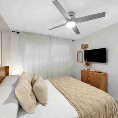 Charming & Relaxing Getaway: Mins to Beach - Patio  5 Star Location Rooms