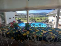 Mulligans Guest Lodge - piscina
