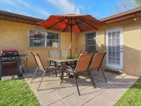 Villa Grande - Spacious Tropical Home - Triple Lot Fenced Yard! Hotels in Venice Gardens
