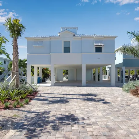 Beautiful 4 Bedroom/3 Bath Home w/Private Pool,40 ft. Dock Near Sombrero Beach!