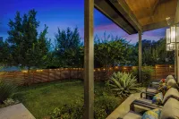 LUXE Spacious Downtown Retreat; SwimSpa; BBQ&FreeParking; Steps2 Moody&UT&6th St - プライペートプール