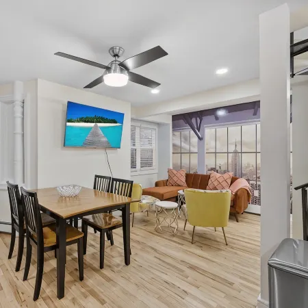 NEW-Free Prkg-2BR/2.5Bath/3 Queen Size Beds-Duplex