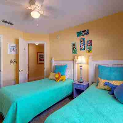 Mermaid - Largest Heated Pool, Walk to Private Beach, GolfCart, Pet Friendly. Rooms