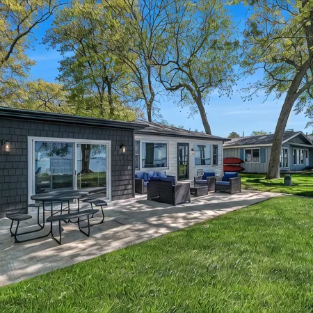 Lakefront 3-bedroom cottage on Sand Point with AC, WiFi, King bed, Firepit