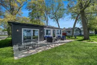 Lakefront 3-bedroom cottage on Sand Point with AC, WiFi, King bed, Firepit