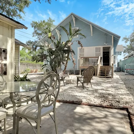 Beaches, Downtown, Breweries, Trail, Gameroom, Bikes, Kayaks & Fully Renovated!