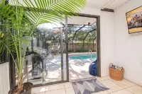 Retro Pool Retreat Minutes to Beach & Breweries - สระว่ายน้ำส่วนตัว
