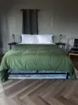 Peaceful Retreat: Modern, Moody, w/ Mountain Views, Covered Deck + Firepit - シャレー
