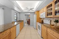 Quiet home near esplanade & tiger tail beach. heated pool & bikes - 2-Star