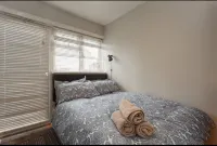 Shirley Apartments, Cozy Studio, 10 Min Drive to City Centre and Cruise Ship Terminals - Apartments