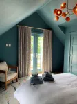 Modern Cottage Walk To Town & Beach - balcony