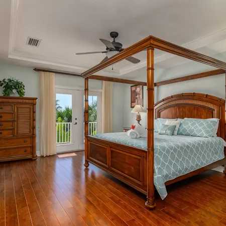 "CHATEAU du SOLEIL" SINGLE Family Home 1-1/2 Blocks to Beach