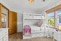 On Canal Includes Linens. Check in and Out Any Day of the Week. Walk to Park - Boutique