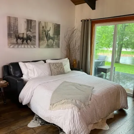 Townhouse in Private Lakeside Community