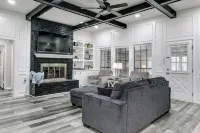 This 3 Bedroom Cozy Home Sleeps 10 and is Convenient to Shopping and Restaurants - 3-Star