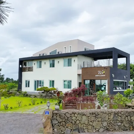 Jeju Dallsoop Guest House Отели рядом с достопримечательностью «Комплекс Мёнвольдэ»
