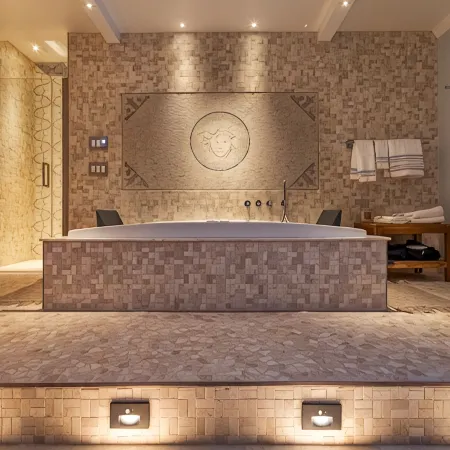 Private Luxury Pool & Spa Retreat – Great Location