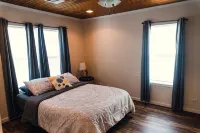 Downtown Cottage Getaway - 4-Star