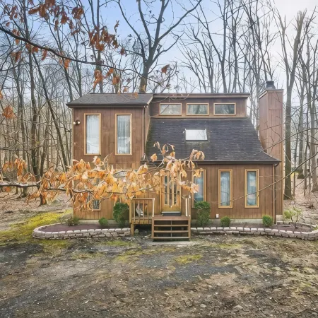 Private Wooded Escape + Fire Pit and Screen Porch