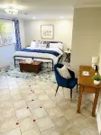 Luxury cottage with hot tub, game and movie room, coffee bar, King bed & robes! - 2星級