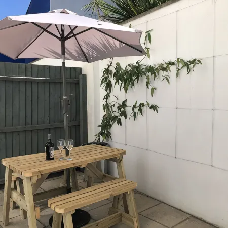 Cosy cottage, short walk to beach and restaurants