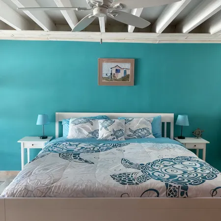 NEW! Remodeled studio just Steps from Beach, Pool, and Restaurants!