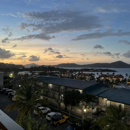 Ocean View Retreat.. Walk to Sapphire Beach!