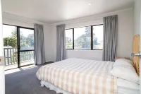 Dillon Darling - fun family holiday home, close to village and beach, sleeps 11! - Homestays