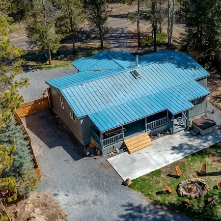 Clean and Bright Home with River Access, Kayaks and Bikes. Close to Mt Bachelor.