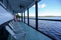 Charming Lakefront Home: Big Porches, Kayaks & Room to Gather - 4성급
