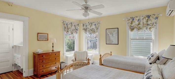 Historic & sunny home w/ Fireplace steps from USNA & Downtown Annapolis アナポリスのホテル