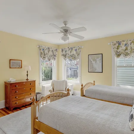 Historic & sunny home w/ Fireplace steps from USNA & Downtown Annapolis