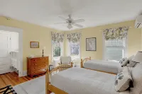 Historic & sunny home w/ Fireplace steps from USNA & Downtown Annapolis