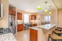Hidden Emerald open floor plan/ Remodeled Apartment - Apartments