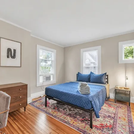 Beautiful 4BR 2 Bathroom House with Parking Hotels in Springfield