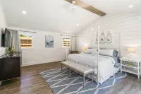 The Palm - East Beach Private Retreat - Saltwater Pool, Hot Tub, Beach Access! - 4성급