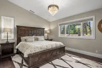 5 Bedroom, 6.5 Bath Luxury Home on 3+ Acres, 5 Min to Square - Private Pools