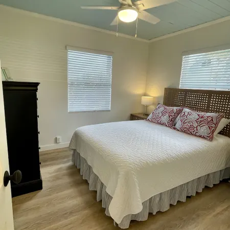 Flash Sale - Just Steps to Beach. 2Br/1BA.Dogs Welcome! Perfect Ratings.