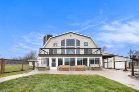 Barn Swallow – Spacious, Private First Floor in a Historic Dairy Barn