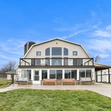 Barn Swallow – Spacious, Private First Floor in a Historic Dairy Barn