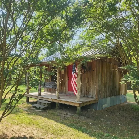 Little cabin in the heart of the Kiamichi Mountains 33 miles from Hochatown, OK