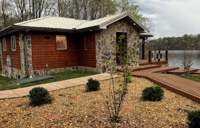 Cozy Cabin on Lake, relax and recharge. Enjoy boating, fishing and swimming.