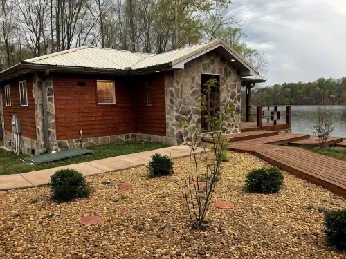 Cozy Cabin on Lake, relax and recharge. Enjoy boating, fishing and swimming. - 4-Star