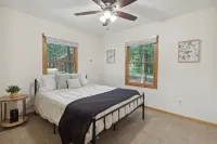 湖畔松林靜居劉易斯頓-距加蘭德高爾夫度假村1英里木屋 - 小木屋