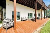 Beachfront Villa with Heated Pool Mini Golf Fire Pit and Spacex Views - 4 ดาว