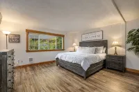 Lakefront Haven: Lakeland Village Golf! - 3-Star