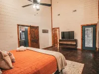 Romantic Couples Cabin minutes from Casino Excitement & Lakeside Serenity โรงแรมในโบรคเกนโบว์