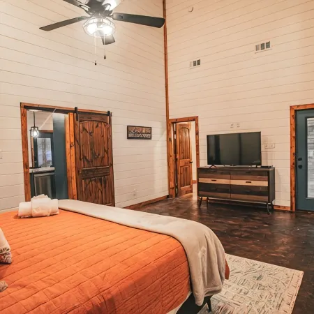 Romantic Couples Cabin minutes from Casino Excitement & Lakeside Serenity