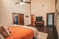 Romantic Couples Cabin minutes from Casino Excitement & Lakeside Serenity - Chalets