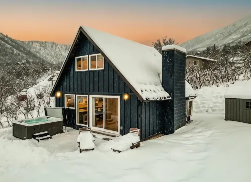 Cozy Little Cabin w/Hot Tub - de charme